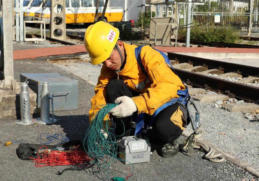 接触网工在检查常用工器具。钟文君摄