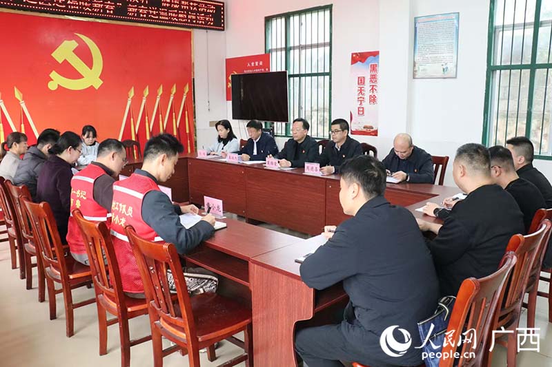 学校及医院领导与驻村第一书记进行座谈。人民网 刘璐瑶摄