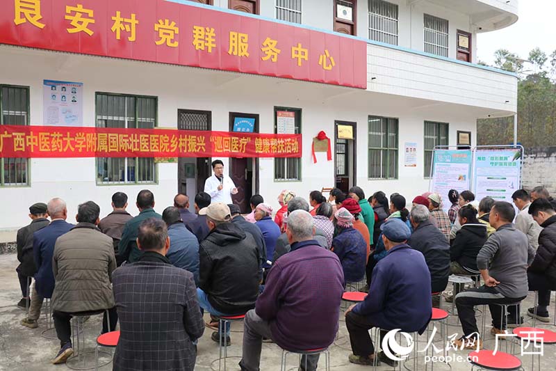 医院专家团队开展健康知识宣讲。人民网 刘璐瑶摄