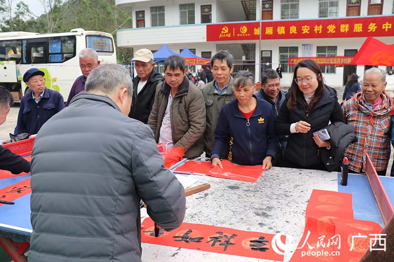 工作人员为村民写新春对联。人民网 刘璐瑶