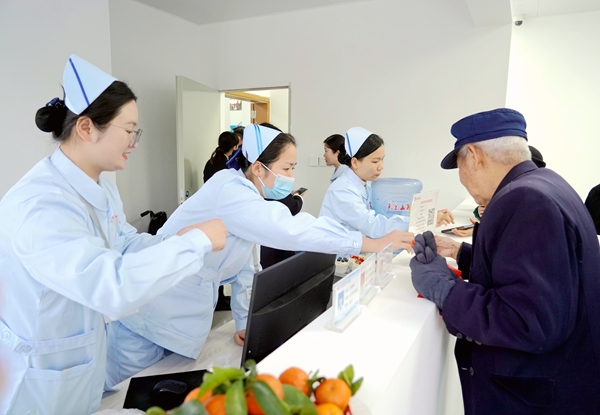 护士接待就诊患者。曾河力摄