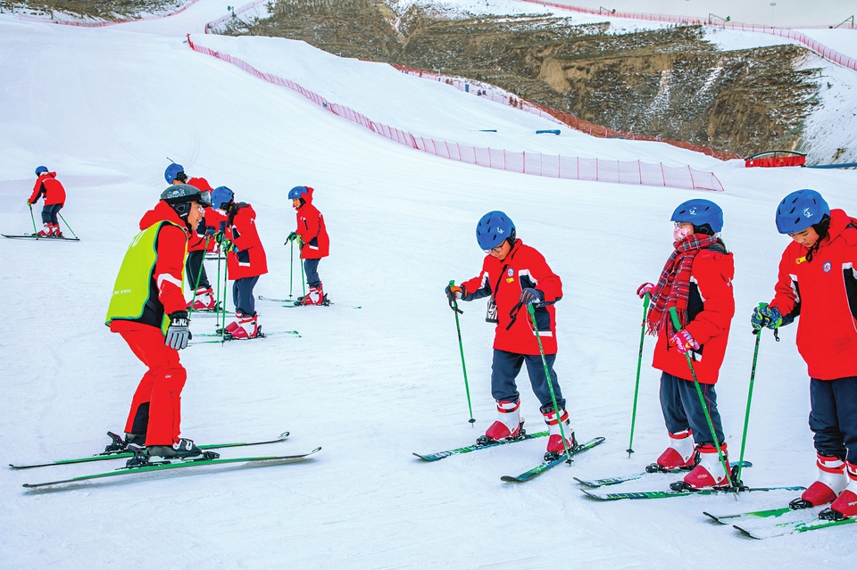 在朔州市山阴广武国际滑雪场，学生们正在学习冰雪项目的运动技巧