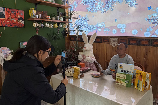 阳朔烟草工作人员正在指导零售户在店内开展直播 李林蔓摄