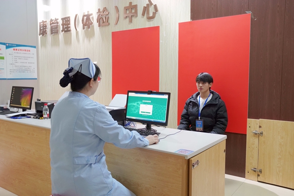 醫護人員正在給應征青年登記信息。