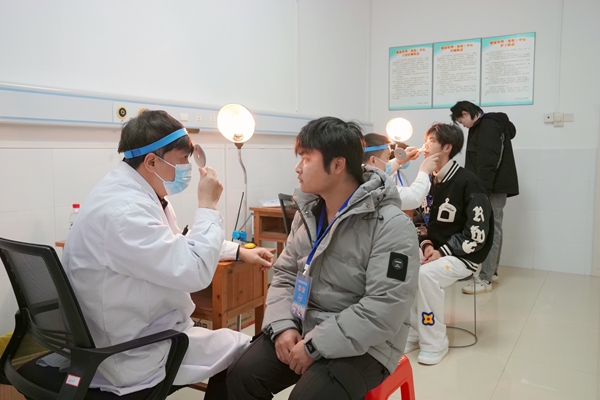 醫生正在給應征青年體檢。