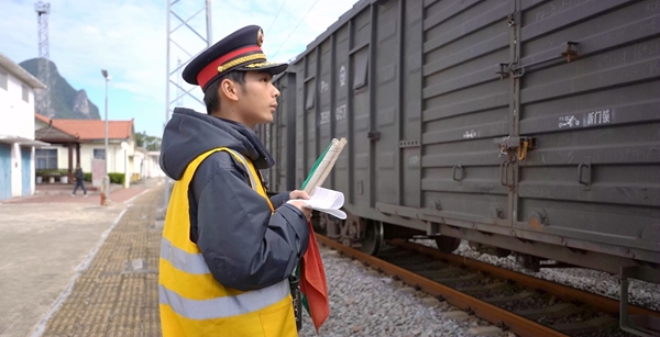 工作人員按照流程核對列車信息。