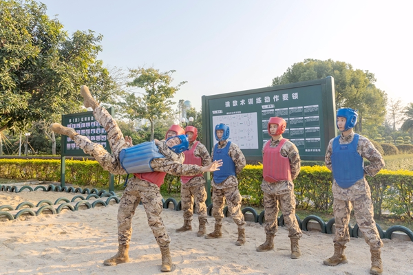 武警官兵在進行擒敵技法訓練。