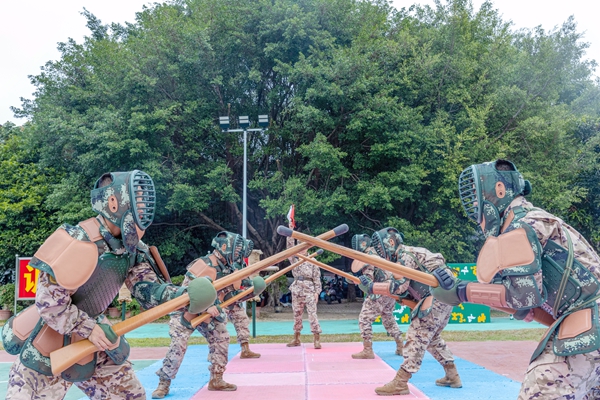 武警官兵在開展刺殺對抗訓練。