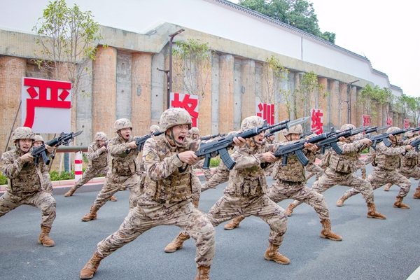 武警官兵在開展刺殺訓練。