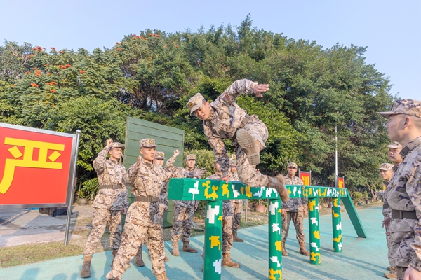 武警官兵在開展400米障礙訓練。