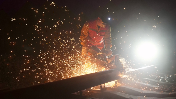 職工使用工機具切割鋼軌。陳健攝