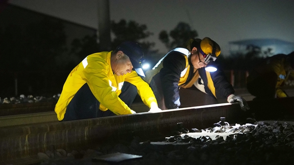 職工正在安裝設備扣件。陳健攝