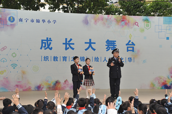 广西反诈宣传形象大使、学校法制辅导员秦国平警官为全体师生带来了一场生动实用的反诈安全讲座。