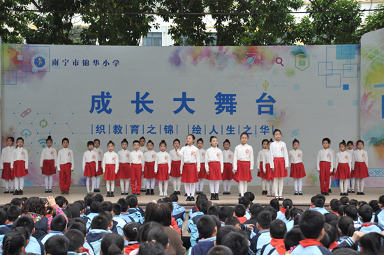 诗歌朗诵社团的《站在祖国地图前》，表达少年儿童的爱国热情。