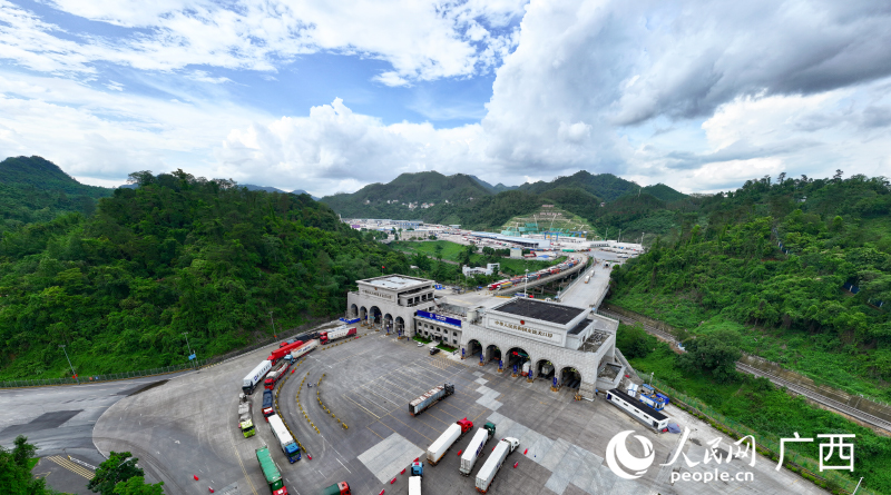 友谊关口岸出入境车辆往来不绝。人民网 雷琦竣摄