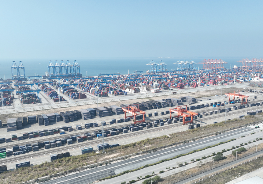 广西钦州铁路集装箱中心站与北部湾钦州港自动化码头作业场景。陈磊摄