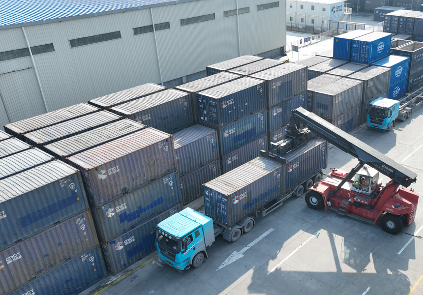 广西钦州铁路集装箱中心站作业场内,一台正面吊机正在吊装集装箱货物。何家海摄