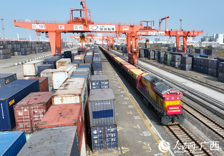 装载进口食品的西部陆海新通道年货班列即将从广西钦州铁路集装箱中心站驶出。人民网记者 王勇摄