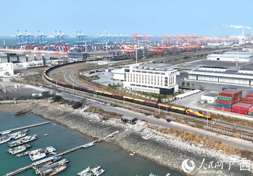 装载进口食品的西部陆海新通道年货班列从广西钦州铁路集装箱中心站驶出。人民网记者 王勇摄