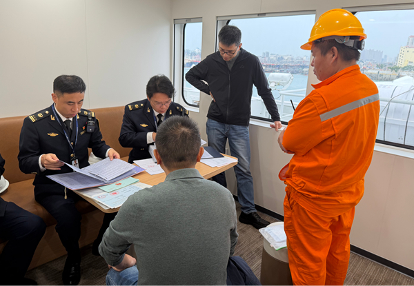 春运前夕，北海海事执法人员对即将投入“北海-涠洲岛”航线的“北游36”轮进行全方位安全检查。曹涌摄