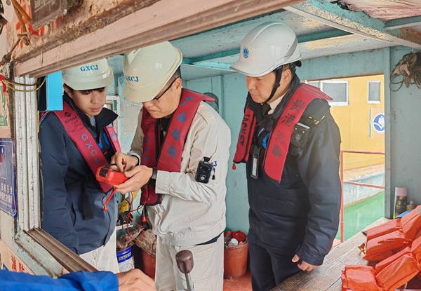 贵港海事局联合地方船检部门开展内河客船突出问题专项检查，消除安全隐患，保障客渡船春运期间安全运营。卢洪华摄