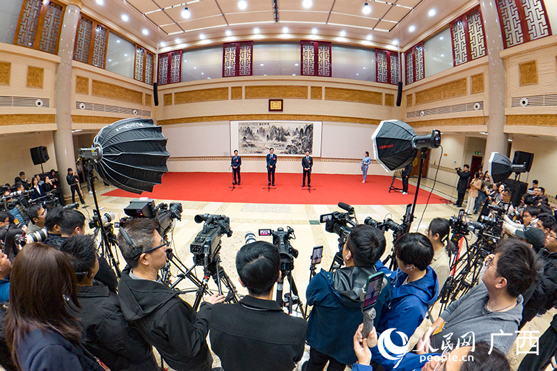 媒体聚焦“代表通道”。人民网记者 雷琦竣摄