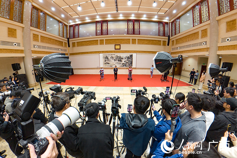 媒体聚焦“代表通道”。人民网记者 雷琦竣摄