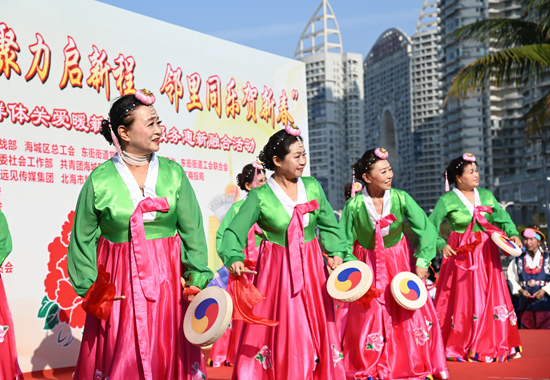 候鸟艺术团成员在表演。