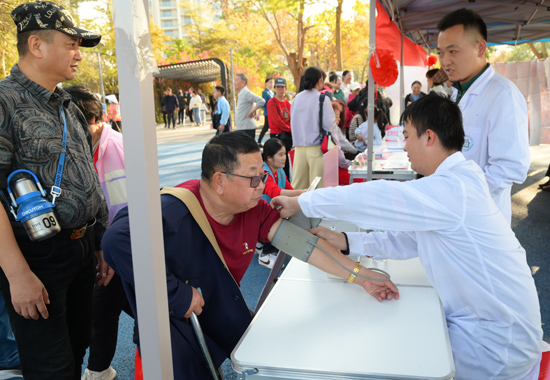 活动免费为群众开展义诊。