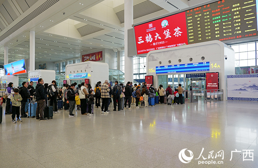 旅客排队候车。人民网 梁章晖摄