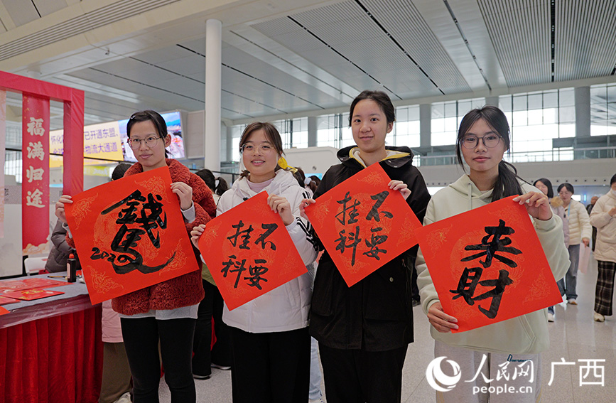 “私人定制”墨宝。人民网 梁章晖摄