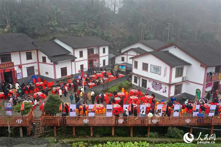 江西省井冈山茅坪镇神山村在村中摆年味神山宴席,以“神山宴”待客四方。时雨摄
