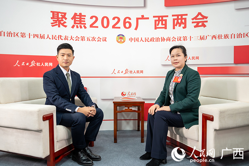 王红委员（右）接受人民网专访。人民网记者 严立政摄