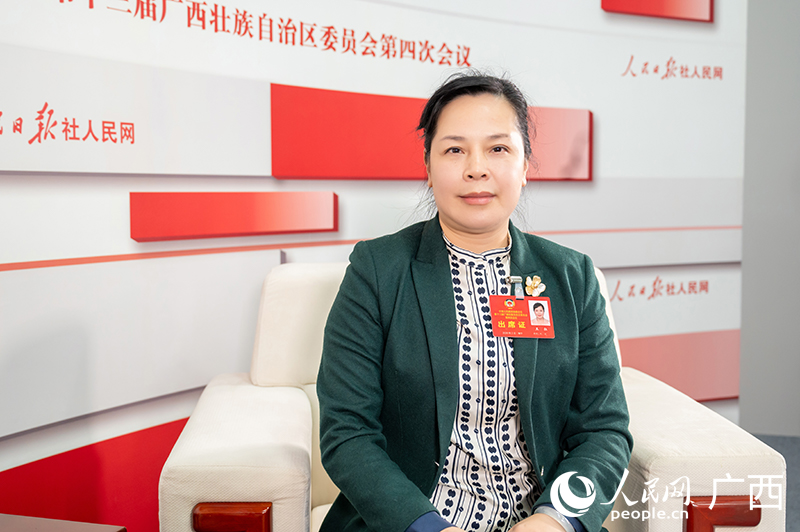 王红委员（右）接受人民网专访。人民网记者 严立政摄