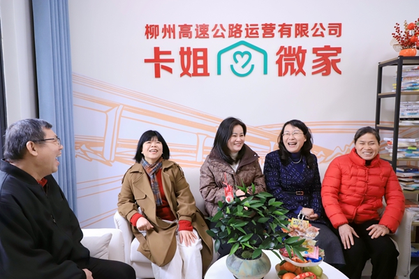 “卡姐微家”在新興微型服務區啟用。李崢攝
