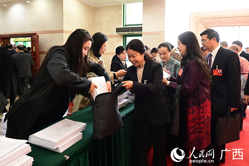 代表们领取会议材料。人民网记者 雷琦竣摄
