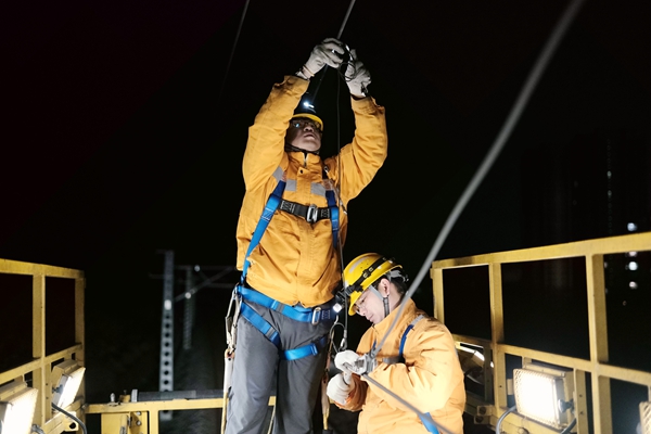 工作人员在调整吊弦位置。莫智堃摄