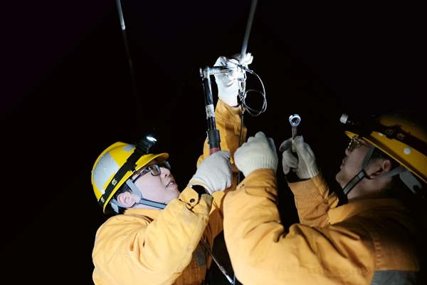 工作人员在对吊弦力矩参数进行复核。莫智堃摄