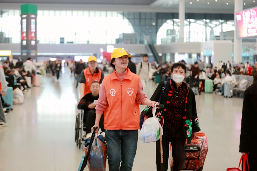 南宁东站志愿者服务重点旅客。秦蓉蓉摄