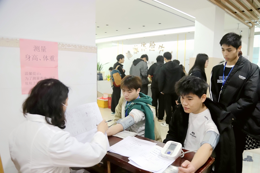 征兵体检现场。甘国利摄