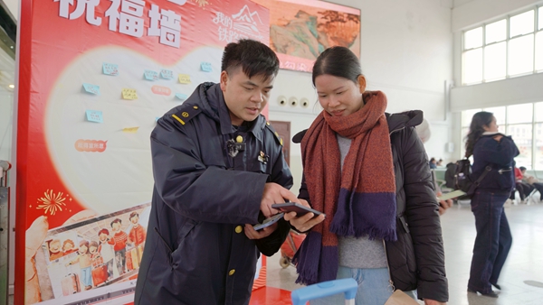 全州南站客運值班員為旅客解答問詢。盧穗萍攝