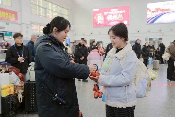 永福南站贈送旅客馬年吉祥公仔。蔣鬆哲攝