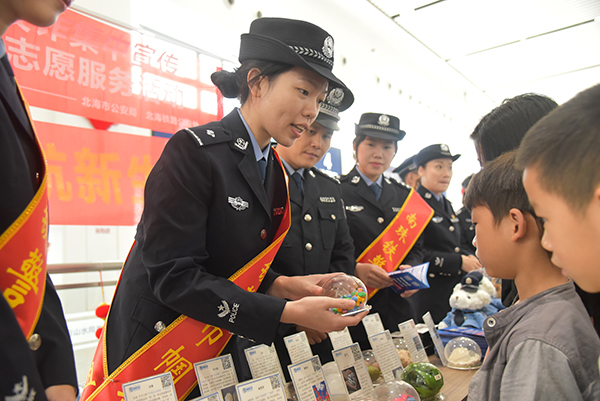 民警向群眾開展禁毒知識宣傳。廖才立攝