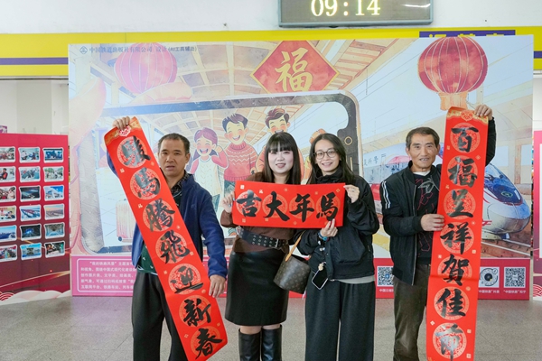 旅客开心合影。李超宇摄