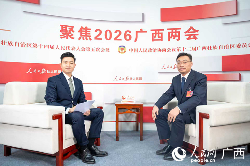 杜振宗代表（右）接受专访。人民网记者 严立政摄