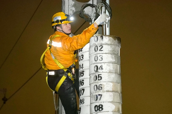 南宁供电段技术骨干检查接触网补偿装置。植铭鸿摄
