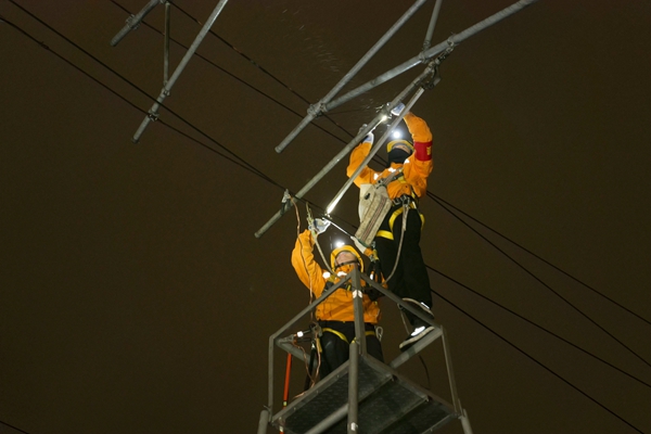南宁供电段青年职工调整接触线设备。韦杰摄