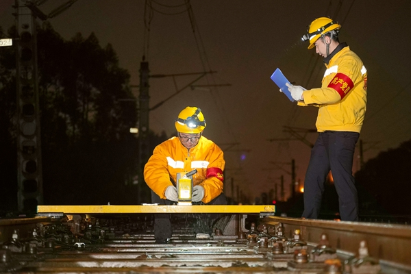 南宁供电段业务骨干正在测量接触网设备参数。植铭鸿摄