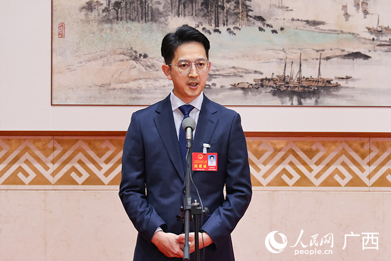 韦振仁代表接受采访。人民网记者 雷琦竣摄
