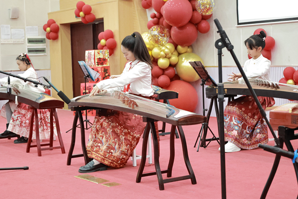 古筝演奏。莫淑雅摄